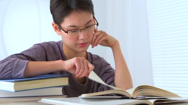 Mestiço Mulher Asiática Estudando — Vídeo de Stock