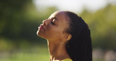 Siyah kadın Güneş yüzünde duygu