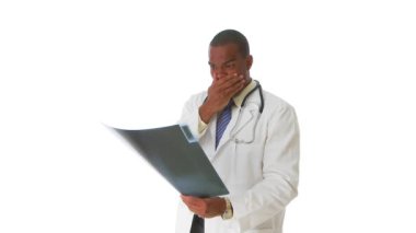 Doktor röntgen için üzgün görünüyor.