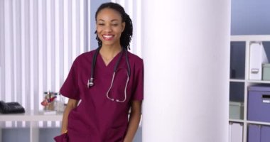 Ofiste gülümseyen siyah kadın hemşire