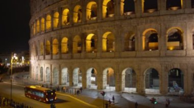 Eski Avrupa şehrindeki Roma Kolezyumu 'nun gece manzarası. Roma 'daki antik harabelerin yakın görüntüsü geceleyin İtalya' da