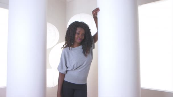Kameraya Bakan Sevimli Siyah Kadın — Stok video