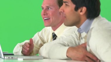 İşadamları yeşil ekranda çalışmaktan mutlu