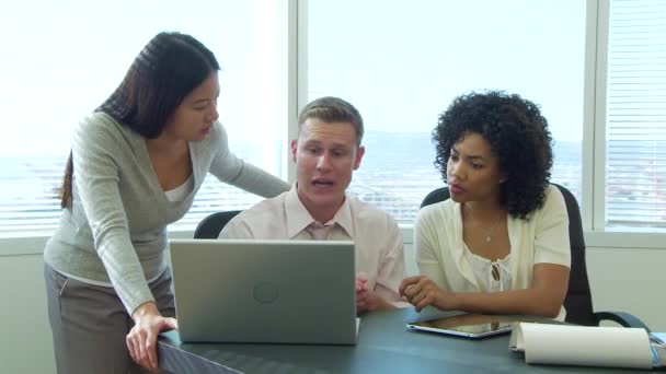 Junge Geschäftskollegen Diskutieren Über Die Arbeit Schreibtisch — Stockvideo