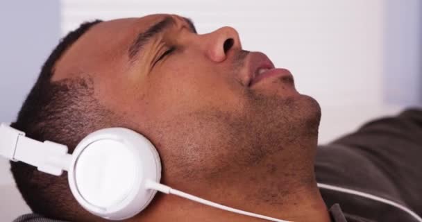 Homem Negro Ouvindo Música Com Fones Ouvido — Vídeo de Stock