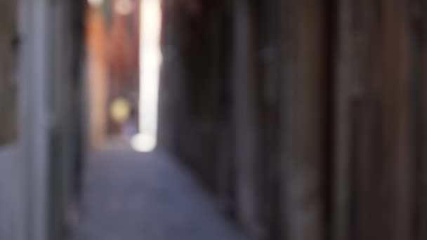 Keskeny Sikátor Gyönyörű Történelmi Velence Olaszország Homályos Lövés Velencei Utcáról — Stock videók