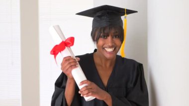 Heyecanlı siyah kadın mezun oldu.