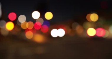 Gece yoğun bir kavşakta yeşil ekran veya krom anahtar için hareket halindeki arabalardan Bokeh. Birleşiklik veya anahtarlama için odak dışı veya odaklanmış çekim.