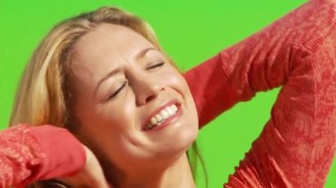 Kadının gülümsemesini, kollarını açmasını ve gökyüzüne bakmasını.