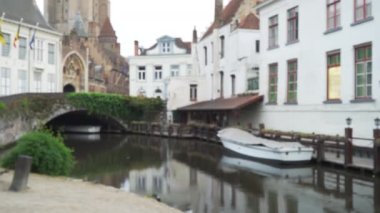 Brüj 'deki kanal ve köprünün odak alanı dışında. Belçika 'nın bulanık video arkaplanı. 4k