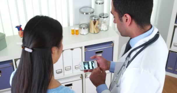 Spanyol Doktor Hastaya Ray Göstermek Için Smartphone Kullanarak — Stok video