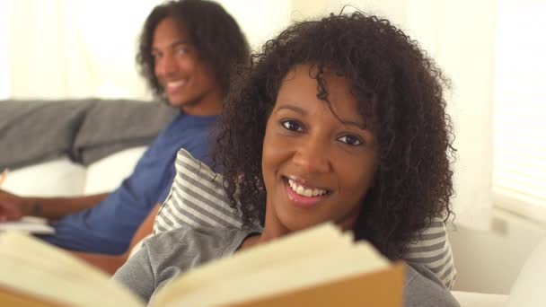 可爱的年轻黑人夫妇在看书 — 图库视频影像