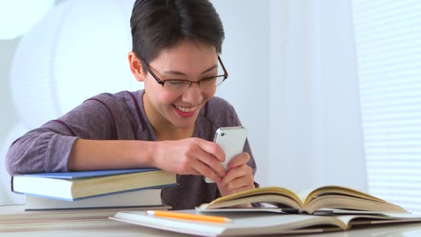 Mulher Asiática Raça Mista Com Telefone Inteligente Livros — Vídeo de Stock