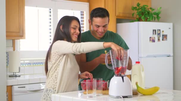 Pareja Española Haciendo Batidos — Vídeo de stock