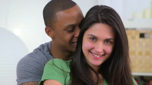 Mutlu Genç Afrikalı Amerikalı Kafkasyalı Çiftin Portresi — Stok video