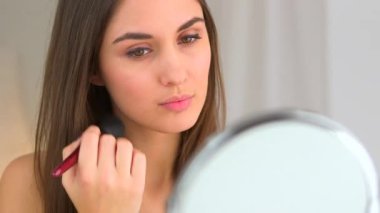 güzel bir kadın makyaj uygulamak