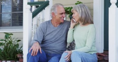 Akıllı telefondan konuşan olgun bir çift.