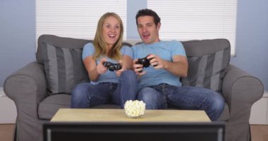 Kanepede mesajlaşan çift.