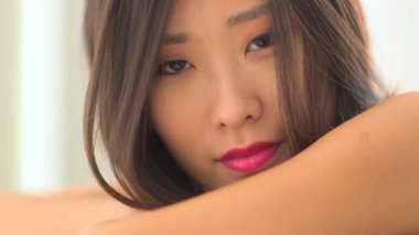 Kameraya bakarak şirin Asyalı kadın