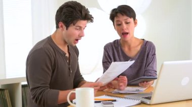 Para konusunda tartışan bir çift.