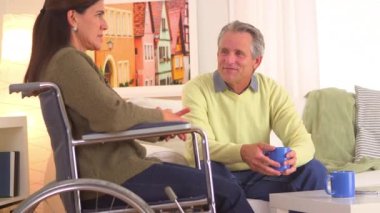 Yaşlı çift oturma odasında konuşuyor.