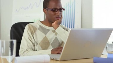 Laptop bilgisayarında çalışan Afrikalı Amerikalı iş adamı