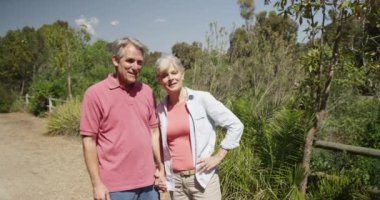 Tatlı son sınıf çifti yolda birlikte yürüyor.