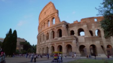 Roma 'da güneş batarken antik kolezyuma bakıyorum. İtalya' da. Turistler akşam erken saatlerde Roma Kolezyumu önünde anın tadını çıkarıyorlar.