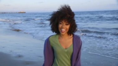 Sahilde utanmış gibi davranan kadın portresi.