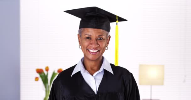 Ethusiastic Mulher Negra Madura Vestido Graduação — Vídeo de Stock