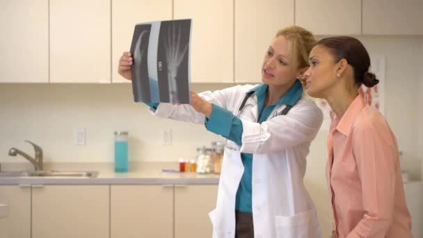 Kvinnlig Läkare Tittar Röntgen Med Patienten — Stockvideo