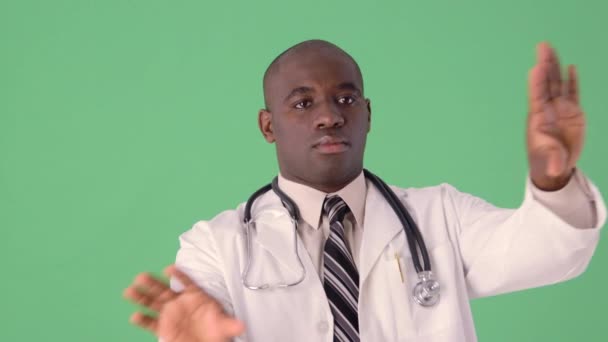 Africký Americký Lékař Pomocí Dotykové Obrazovky Futuristické Displeje — Stock video