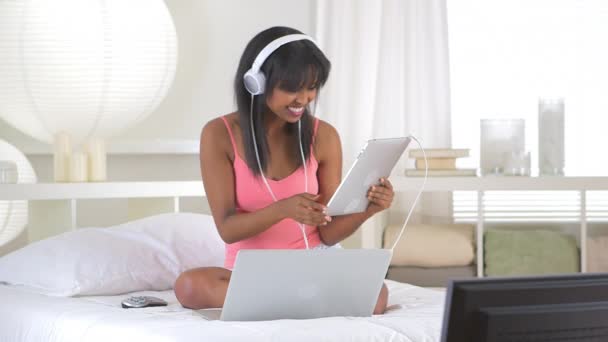 Tablet Dizüstü Bilgisayar Kullanan Siyah Kız — Stok video