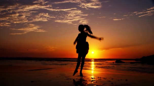 夕阳西下的海滩芭蕾舞团慢动作 — 图库视频影像