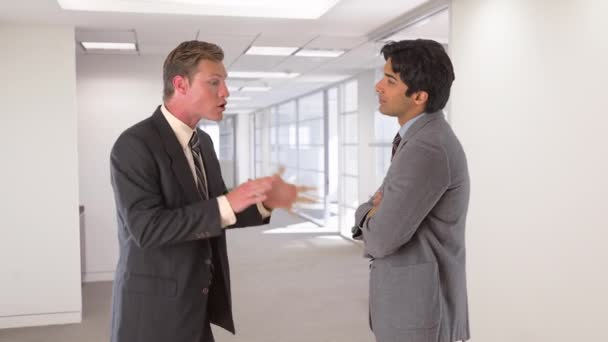 Dos Hombres Negocios Pie Hablando — Vídeo de stock