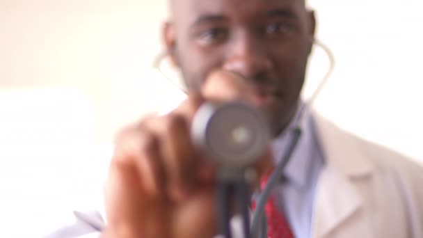 听诊器与黑人医生之间的不协调焦点 — 图库视频影像
