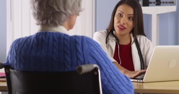 先輩患者と話して幸せのヒスパニック系医師 — ストック動画