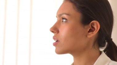 Meksikalı bilim adamı meslektaşlarıyla konuşuyor.