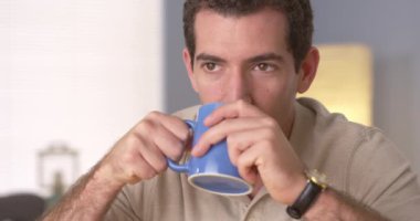 Evde bir fincan kahve ile rahatlatıcı adam