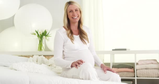 Όμορφη Έγκυος Γυναίκα Κάθεται Στο Κρεβάτι Χαμόγελο — Αρχείο Βίντεο