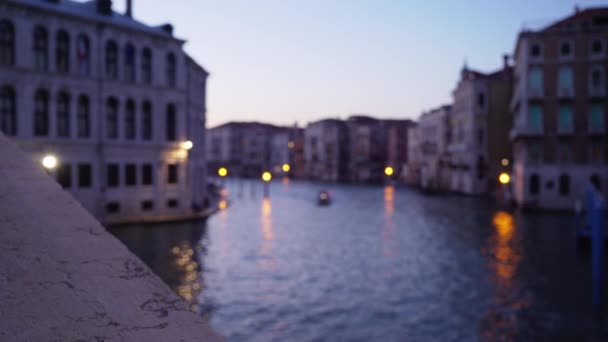 Pohled Mostu Rialto Grand Canal Podvečer Staré Benátské Budovy Podél — Stock video