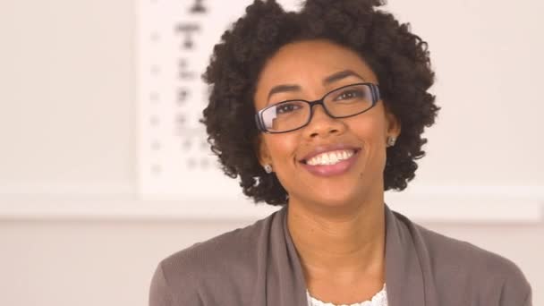 Αφροαμερικανή Γυναίκα Ευτυχισμένη Νέα Γυαλιά Στο Οφθαλμίατρο — Αρχείο Βίντεο