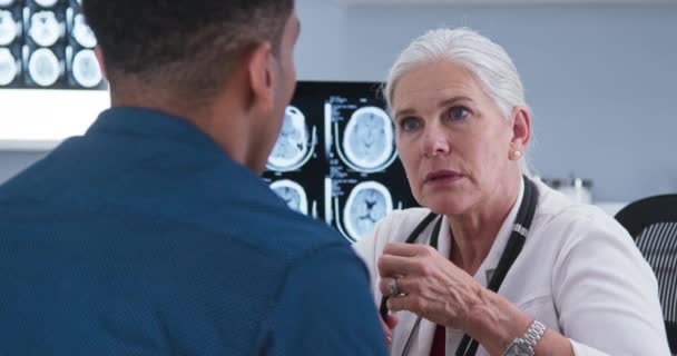 年轻男性患者与医生谈论室内健康诊所的脑震荡 女医生与病人讨论食管扫描的结果 — 图库视频影像
