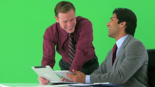 Dwóch Biznesmenów Pracujących Tabletami Zielonym Ekranie — Wideo stockowe