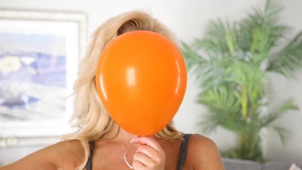 Zbliżenie Młoda Blondynka Kobieta Pomarańczowy Hel Balon Pop — Wideo stockowe