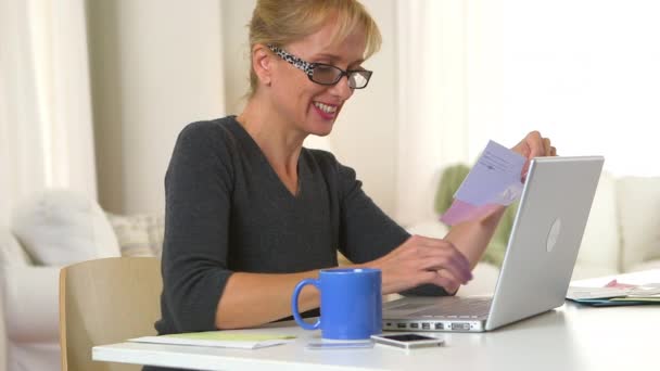 Frau Mittleren Alters Trinkt Kaffee Und Benutzt Laptop Rechnungen Bezahlen — Stockvideo