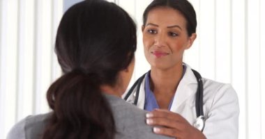 Bir Afrikalı-Amerikalı doktor Bayan hasta için konuşmayı kapat