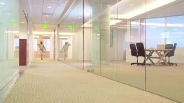 Koridorda dans eden iş adamları