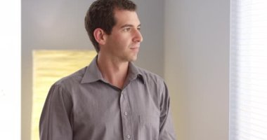 Office penceresinde beklemedeyiz iş adamı
