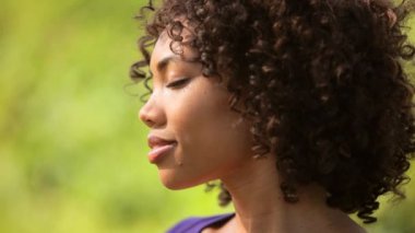 Güneş ışığında gülümseyen genç kadın